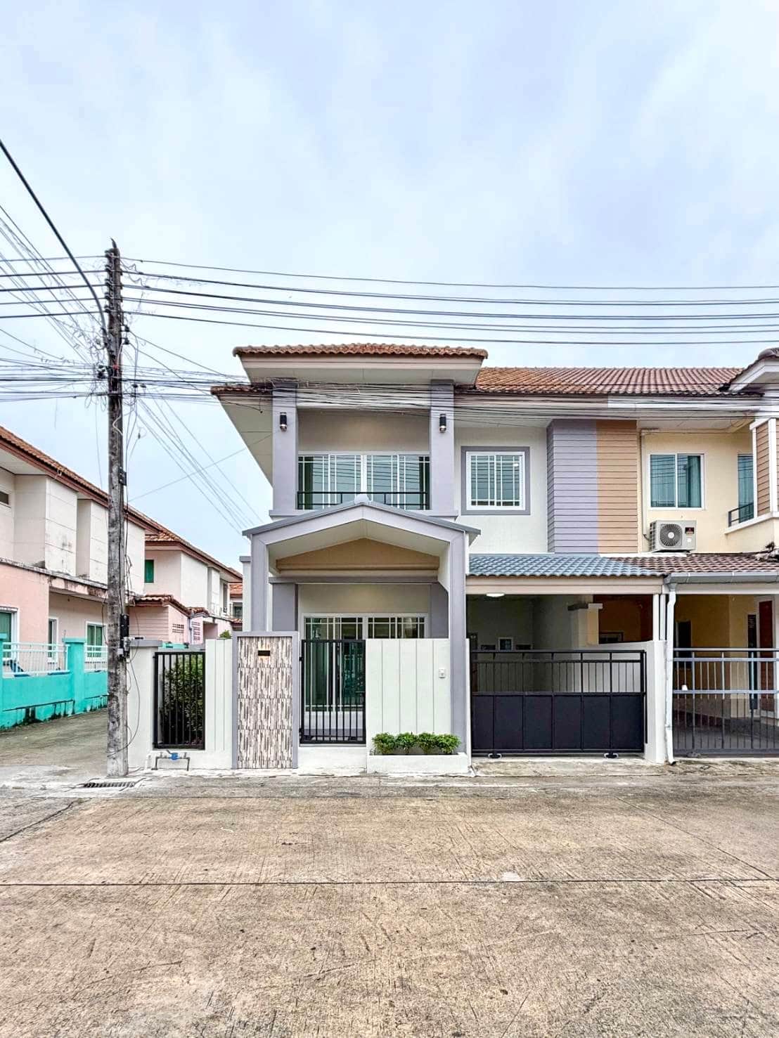 ขายทาวน์เฮ้าส์ หมู่บ้านพนาสนธิ์ เรสซิเด้นท์ (ข้างแมคโคร) 3 นอน 28 ตร.ว