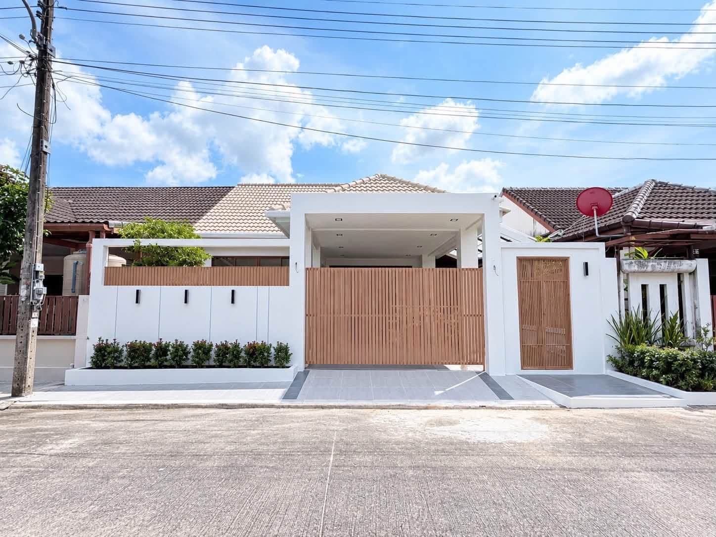 ขายบ้านเดี่ยว หมู่บ้านศรีสุชาติ3 บ้านแฝดชั้นเดียว 3 นอน 45 ตร.ว. สามกอ